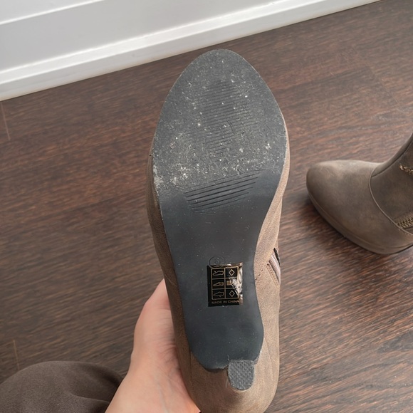 2 Lips Too’s Motorcycle Taupe Brown Platform Booties - Picture 5 of 9